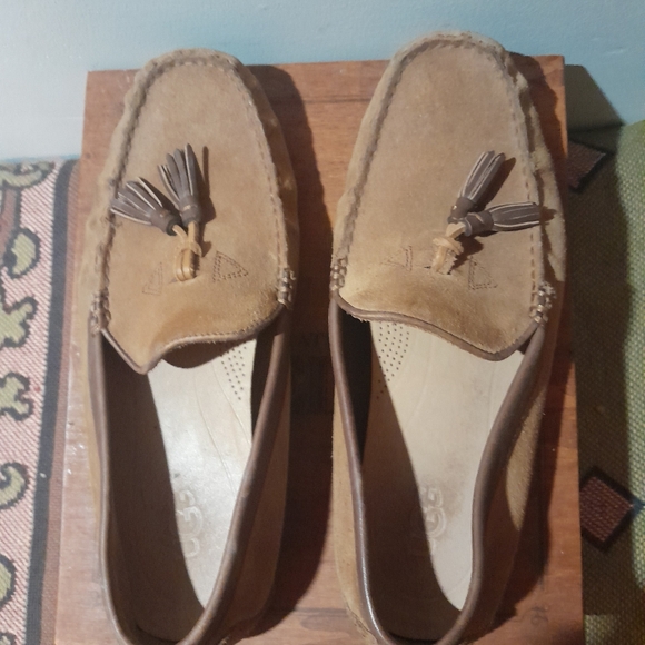 UGG "Marris" suede slip-on driving moccasins.  Tan suede, men's size 10 - Picture 7 of 10